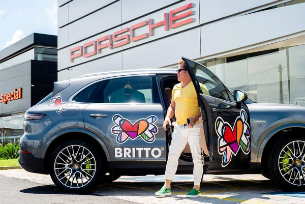 Brasília (DF), 28/12/2020. Artista plástico Romero Britto com carro da Eurobike estilizado por ele. Foto: Jacqueline Lisboa/Especial Metrópoles