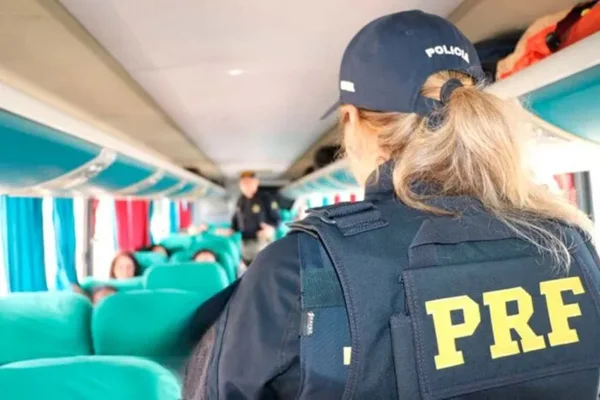 Imagem colorida, Mulher sofre importunação sexual dentro de ônibus interestadual em MG - Metrópoles