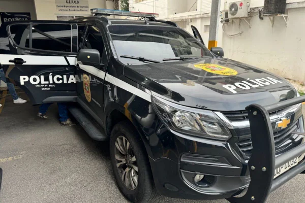 Imagem colorida mostra carro preto caracterizado como viatura da Polícia Civil de SP - Metrópoles