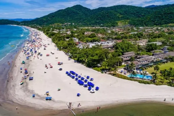 Imagem mostra a Praia de Juquehy, em São Sebastião - Metrópoles