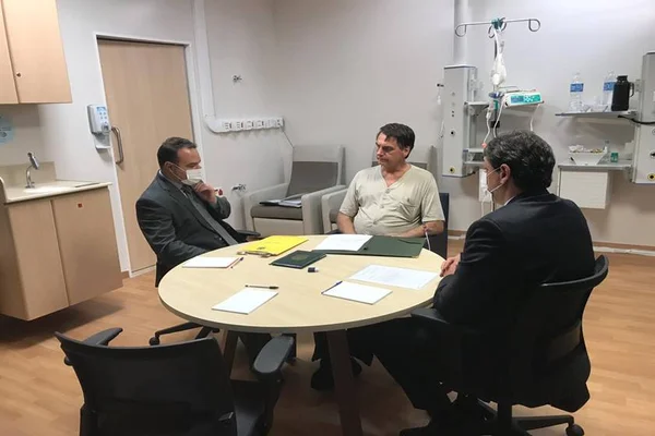 Bolsonaro segue internado em SP e trabalho se concentra em Brasília