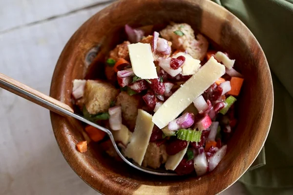 Aprenda a fazer uma criativa salada de feijão roxo