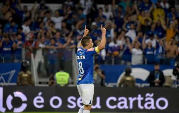 Jogador do Cruzeiro cai de penhasco com o carro e é hospitalizado em BH
