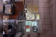As diligências continuam com o objetivo de identificar outros envolvidos e interromper o fluxo de importação ilegal de armas identificado As diligências continuam com o objetivo de identificar outros envolvidos e interromper o fluxo de importação ilegal de armas identificado