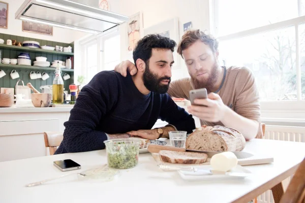 casal branco homossexual mexendo no celular
