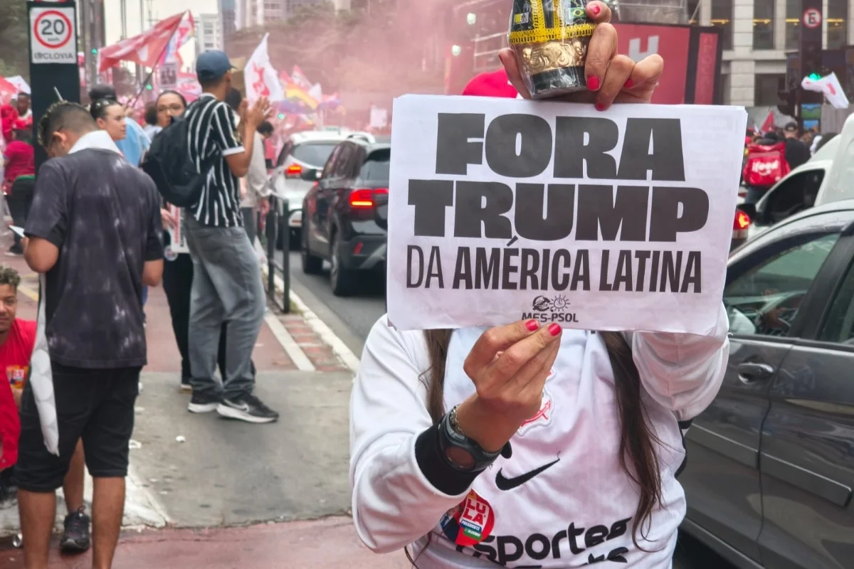 Apoiadores de Lula criticam Trump em ato na Avenida Paulista Apoiadores de Lula criticam Trump em ato na Avenida Paulista