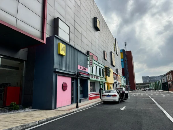 Imagem colorida do complexo de novelas do Kwai na China - Metrópoles