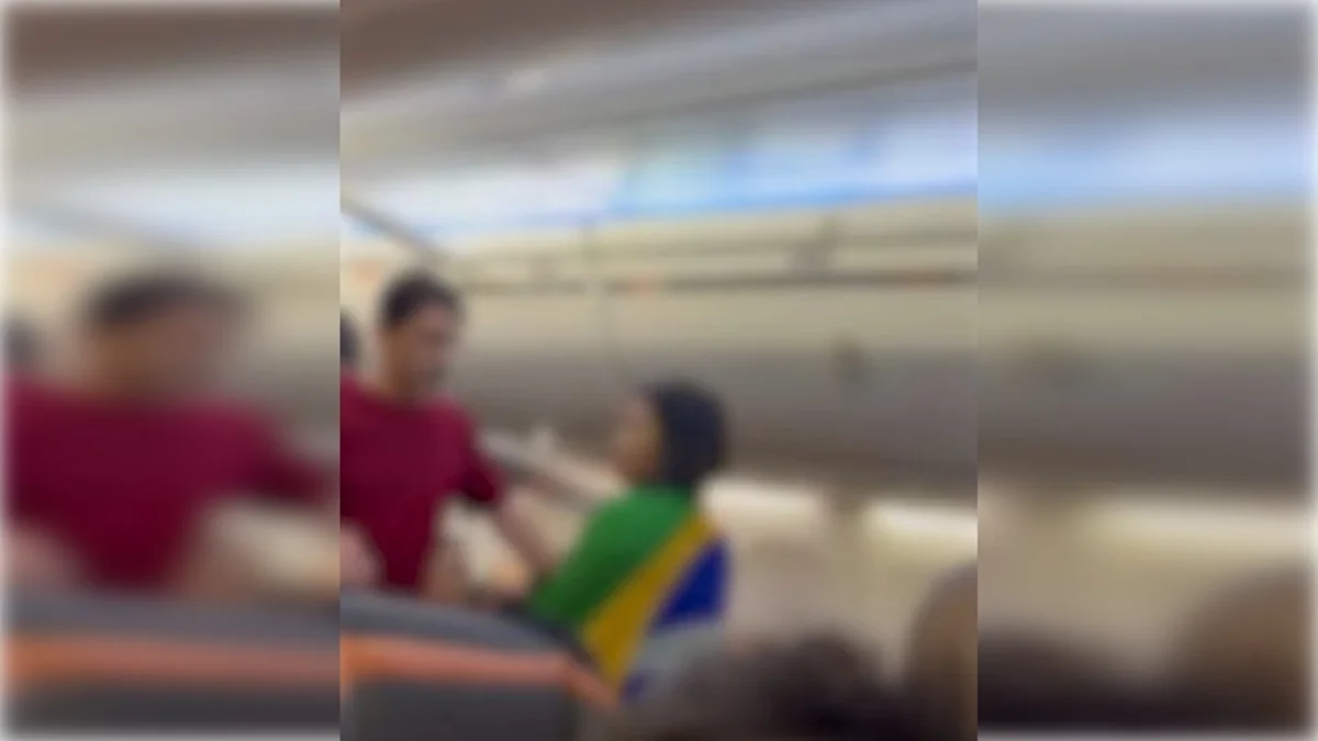 Duas pessoas conversando dentro de uma avião - Metrópoles