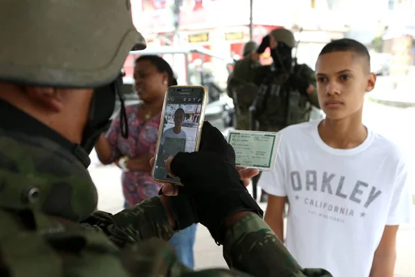Militares fotografam moradores de favelas para checar antecedentes