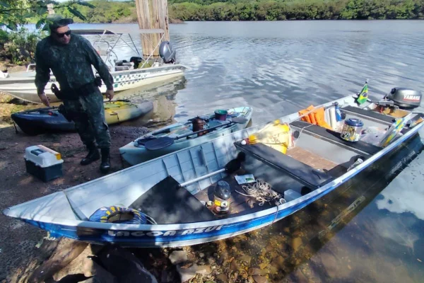 Quatro pescadores foram autuados por pesca ilegal na piracema no Rio Paraná, em Rosana (SP) - Metrópoles