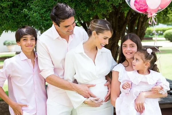 Carol Dias e Kaká posam com Esther, de 2 anos, Luca, de 14, e Isabelle, de 11, para revelar o sexo e o nome do segundo filho do casal - Metrópoles