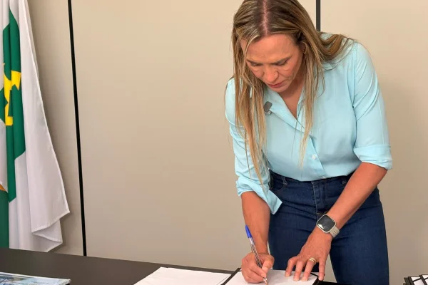 Celina Leão assina ordens de serviço para obras de drenagem em Arniqueira - destaque galeria Celina Leão assina ordens de serviço para obras de drenagem em Arniqueira - destaque galeria
