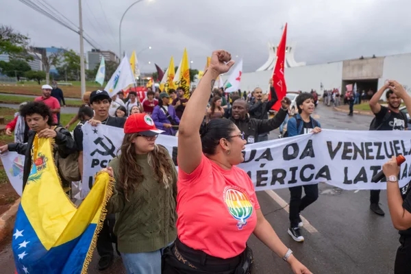 Grupo marcha em direção à Embaixada dos EUA para exigir “Maduro livre”