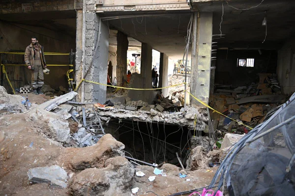 Imagem colorida de edifício destruído após bombardeio em Beirute, capital do Líbano - Metrópoles