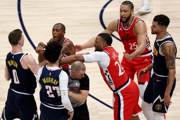 Imagem colorida da briga entre jogadores dos Clippers e Nuggets - Metrópoles
