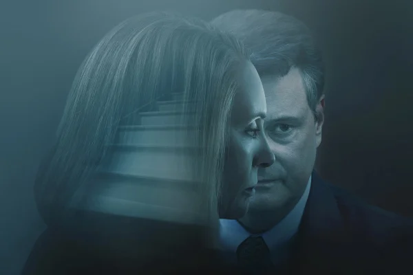 Imagem de divulgação da minissérie A Escada com Colin Firth e Toni Collette - Metrópoles