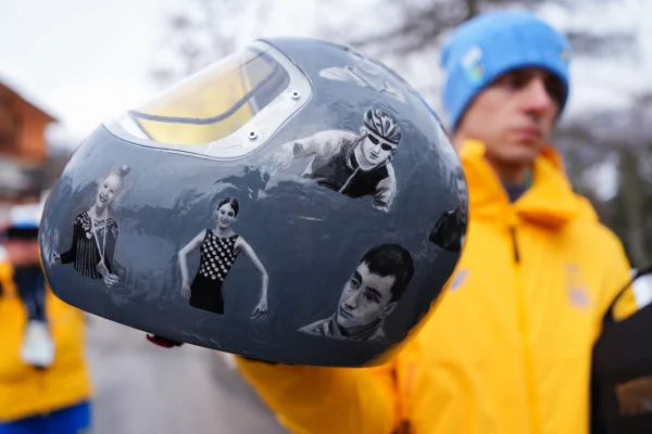 Competidor da Ucrânia com seu capacete em homenagem as vítimas da guerra - Metrópoles