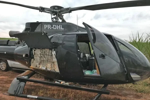 Imagem colorida de helicóptero com cocaína apreendido pela PF, em 2019. Metrópoles