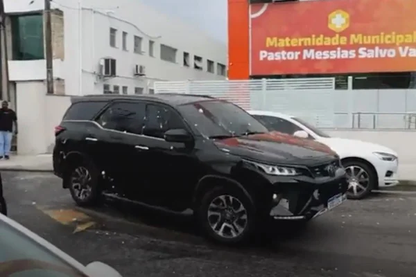 Foto colorida do momento me que manifestantes jogam ovos contra o carro do prefeito de Belford Roxo - Metrópoles