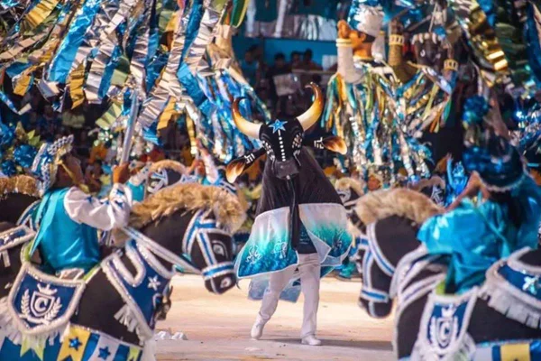foto da apresentação do boi caprichoso no festival de parintins