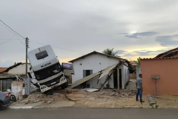 imagem colorida caminhão destroi residencia goias