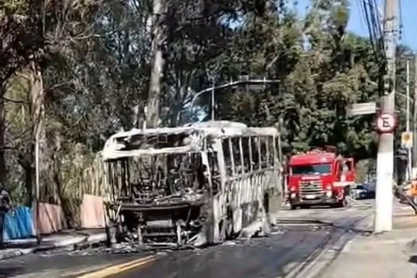 Imagem colorida mostra ônibus incendiado na Estrada de Taipas, na zona norte de São Paulo - Metrópoles