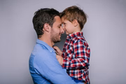 A demonstração de carinho e afeto do pai ensina o filho como tratar as pessoas com quem vai se relacionar no futuro