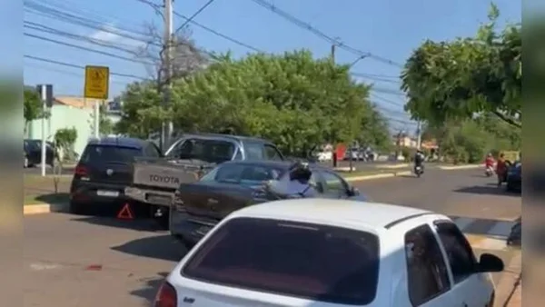 Fotografia colorida de local em que acidente de trânsito ocorreu em Campo Grande (MS)