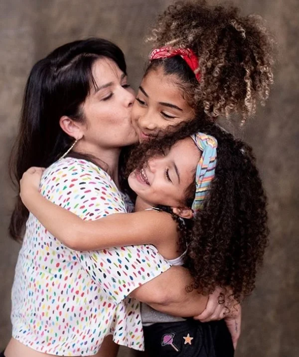 Samara Felippo e as filhas