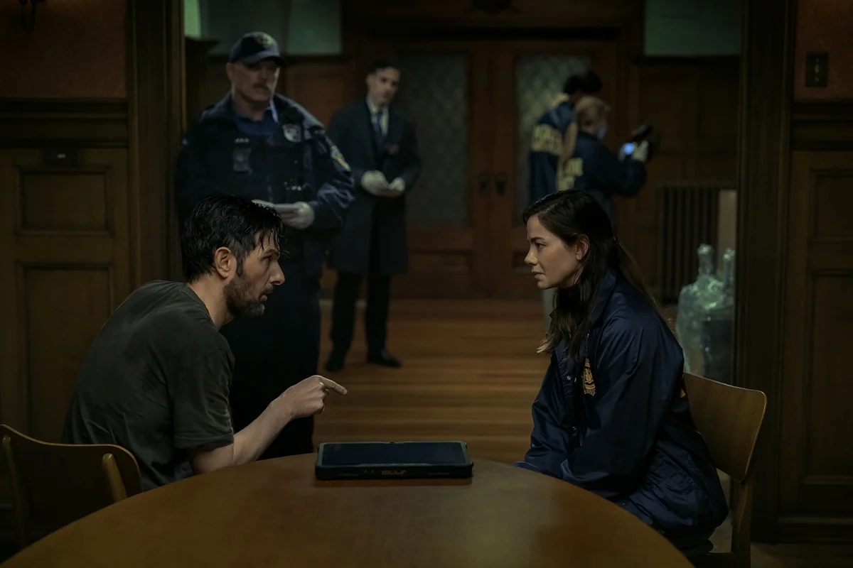 Adam Scott como Tom Kennedy e Michelle Monaghan como Amanda Beck em O Homem Que Sussurra, da Netflix Adam Scott como Tom Kennedy e Michelle Monaghan como Amanda Beck em O Homem Que Sussurra, da Netflix