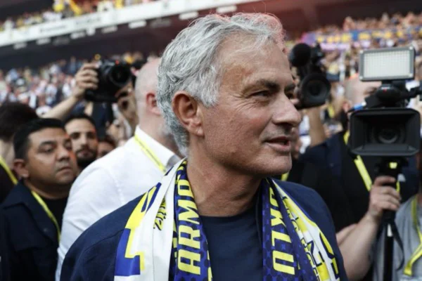 Imagem colorida de José Mourinho no Fenerbahçe - Metrópoles