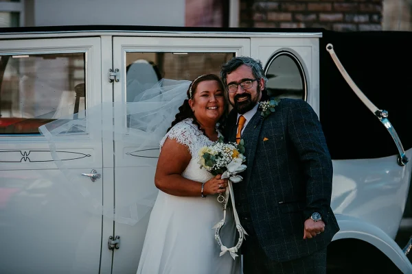 Imagem mostra o casal Stefan e Sile Tankov no dia do casamento. Metrópoles