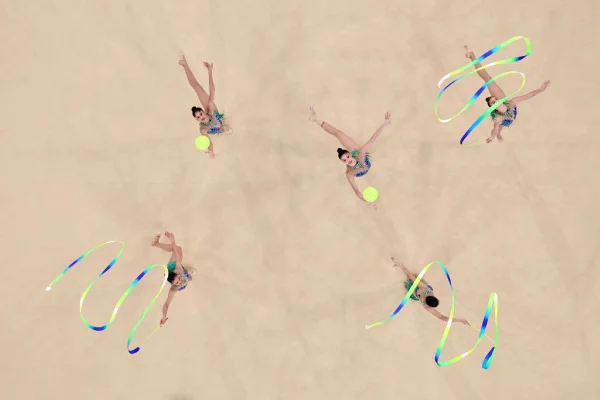 Imagem feita com câmera robótica sobre a quadra da apresentação do Brasil na disputa da ginástica rítmica por equipes