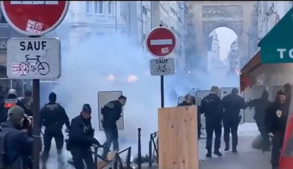 print colorido de confrontos na frança - metrópoles