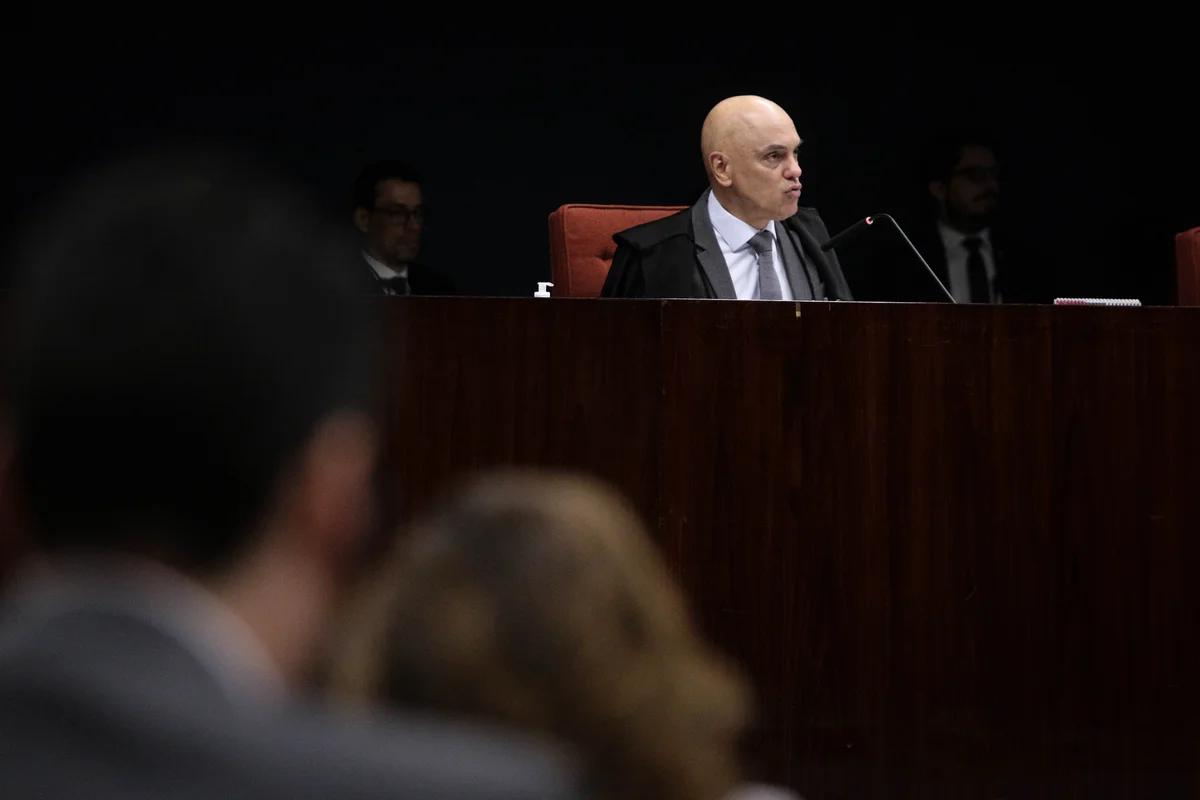 A Primeira Turma do Supremo Tribunal Federal (STF) retomou, na manhã desta terça-feira (21/10), o julgamento do núcleo 4, conhecido como o grupo de desinformação, no âmbito do processo referente à tentativa de golpe de Estado após as eleições de 2022. No total, são sete réus acusados pela Procuradoria-Geral da República (PGR) de propagar notícias falsas sobre as urnas eletrônicas. A Primeira Turma do Supremo Tribunal Federal (STF) retomou, na manhã desta terça-feira (21/10), o julgamento do núcleo 4, conhecido como o grupo de desinformação, no âmbito do processo referente à tentativa de golpe de Estado após as eleições de 2022. No total, são sete réus acusados pela Procuradoria-Geral da República (PGR) de propagar notícias falsas sobre as urnas eletrônicas.