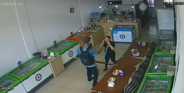 mulher se defendendo de agressor