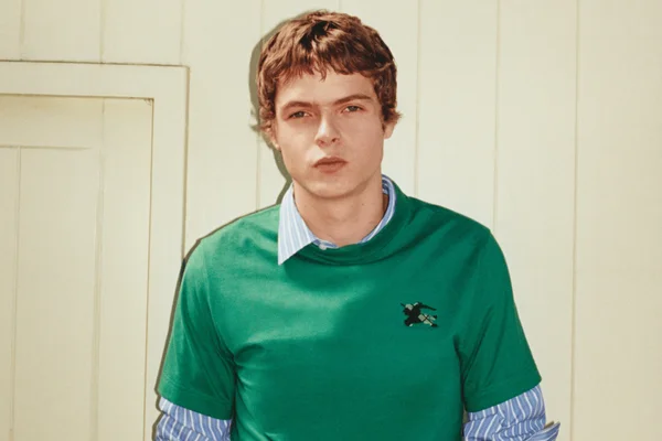 foto com cor. moses martin estrela campanha da burberry - metrópoles