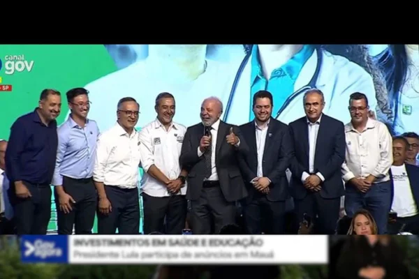 Foto colorida de Lula com prefeitos durante evento em Mauá (SP) - Metrópoles