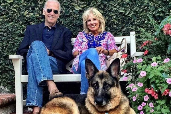 Biden Esposa e cachorro