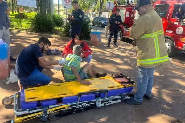 Imagem colorida, Jovens ateiam fogo em morador de rua; aluno de medicina o salva. Vídeo - Metrópoles