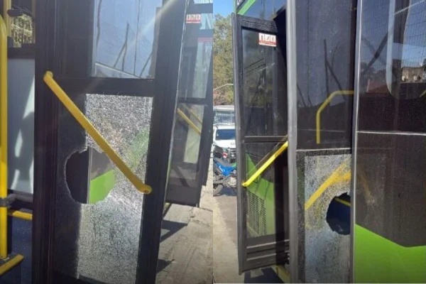 Imagem colorida de ônibus atacado