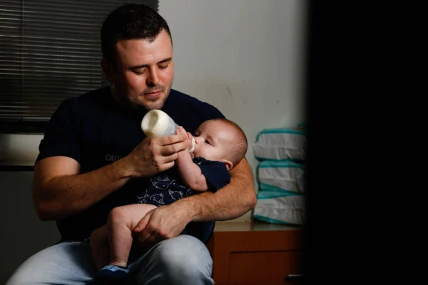 Médico Tiago de Oliveira Costa cuida do filho gestado após inseminação artificial