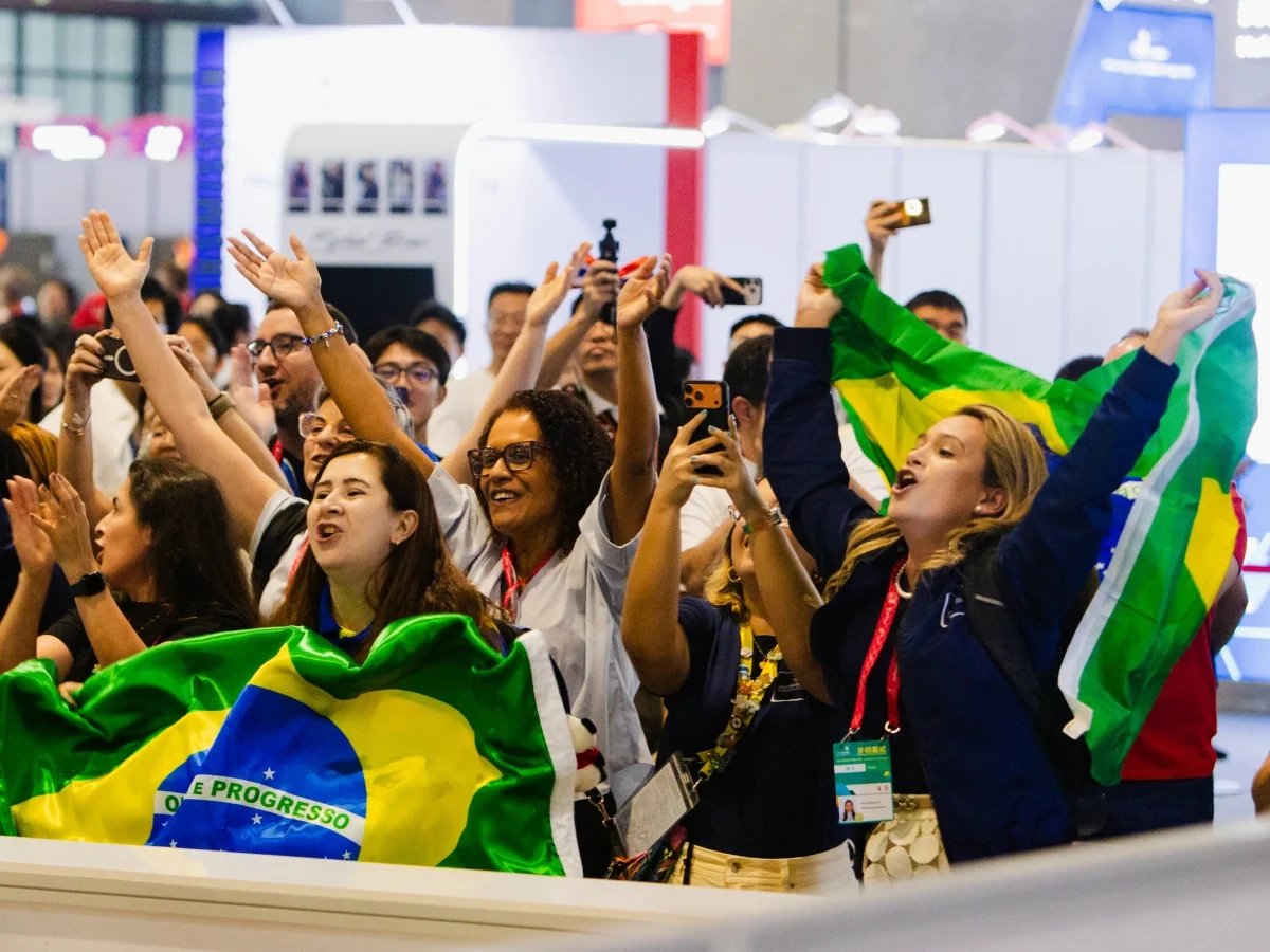 Brasileiros comemoram premiação na WorldSkills Shanghai 2026 Brasileiros comemoram premiação na WorldSkills Shanghai 2026
