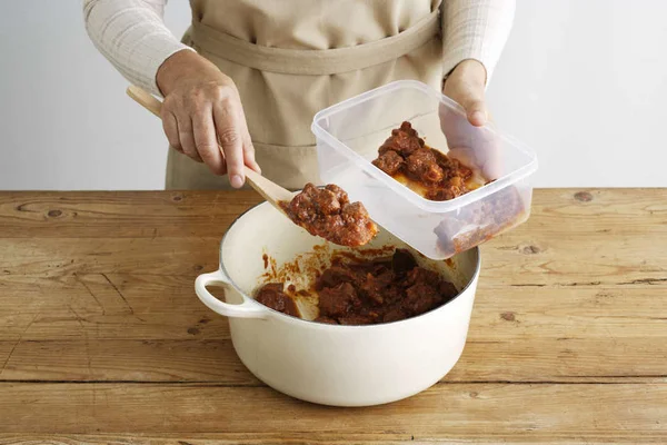 pote de plastico com molho de tomate