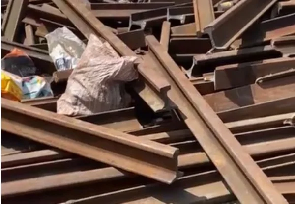 Imagem mostra trilhos em galpão - Metrópoles