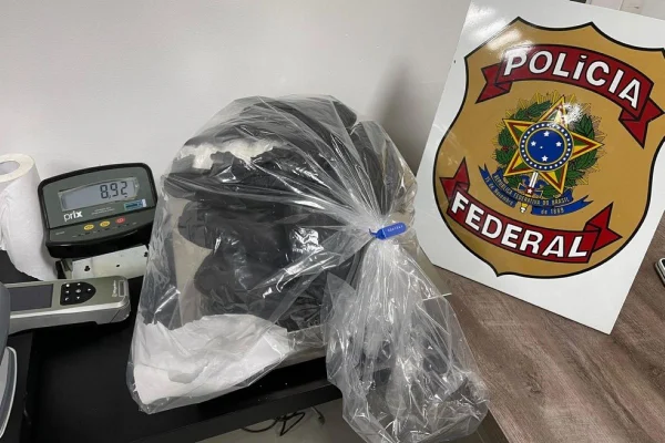 Imagem colorida mostra cocaína apreendida pela PF na bagagem de uma mulher de 26 anos no aeroporto de Viracopos - Metrópoles