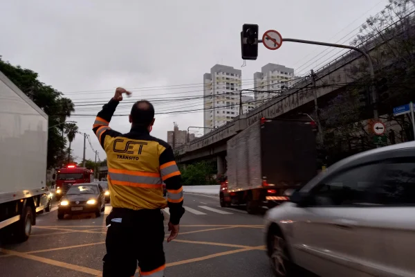 Imagem mostra agente de trânsito da CET - Metrópoles