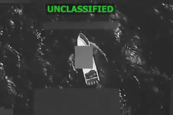 Imagem de barco no meio do oceano antes de ser explodido pelos EUA - Metrópoles