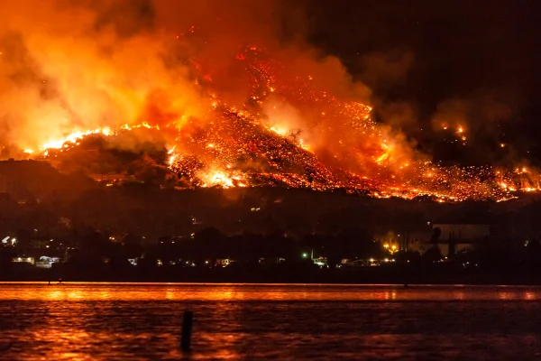 Imagem colorida de incêndio no Lago Elsinore, Califórnia, Estados Unidos