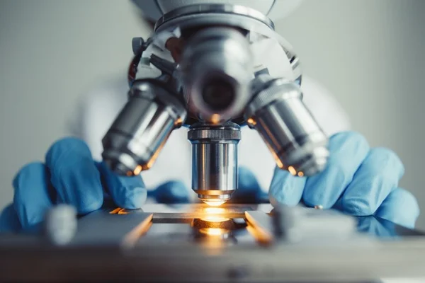 Sanofi decide interromper a produção de vacina de RNA contra a Covid